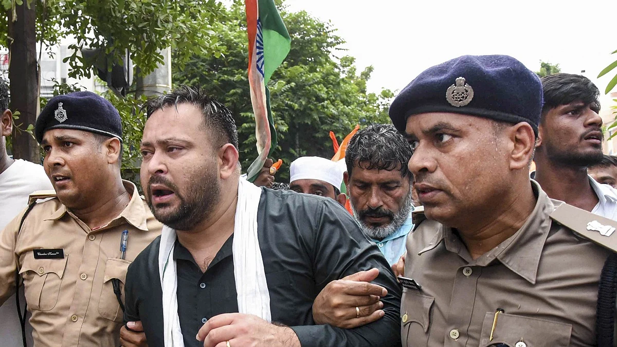 बिहार में छात्रों के समर्थन में RJD का प्रदर्शन, तेजस्वी यादव हिरासत में; वाटर कैनन से रोका गया मार्च