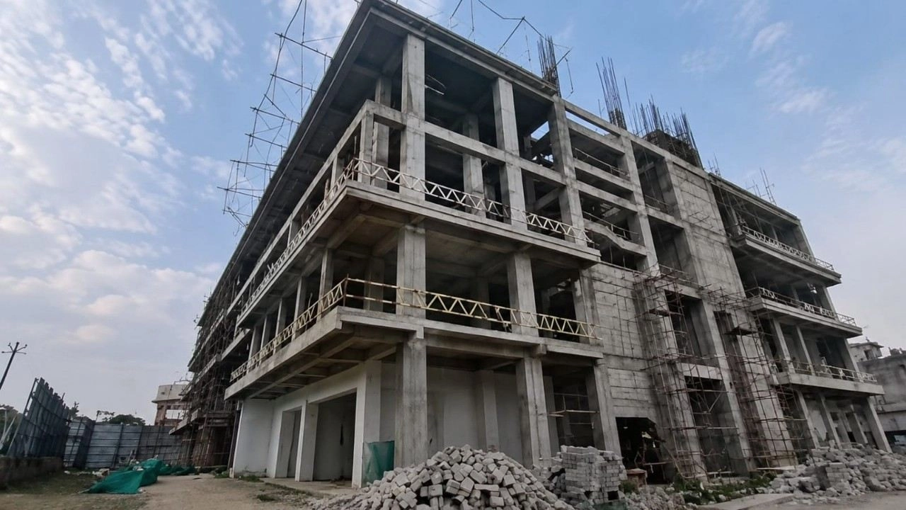 मथुरा में निर्माणाधीन ओमेक्स मॉल की शटरिंग गिरने से 3 मजदूरों की मौत, एक गंभीर
