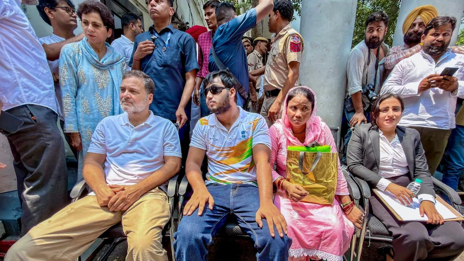 राहुल गांधी के धरने के बाद झुकी दिल्ली पुलिस! पैलेट गन केस में FIR दर्ज