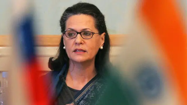 सोनिया गांधी की किताब से भारत के 'सबसे ताक़तवर राजनीतिक परिवार' के बारे में क्या पता चलेगा?