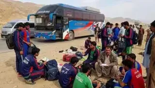 Pakistan में फुटबॉल टीम को हाईवे पर हथियारबंद बदमाशों ने लूटा, खिलाड़ियों के मोबाइल और नकदी छीनी